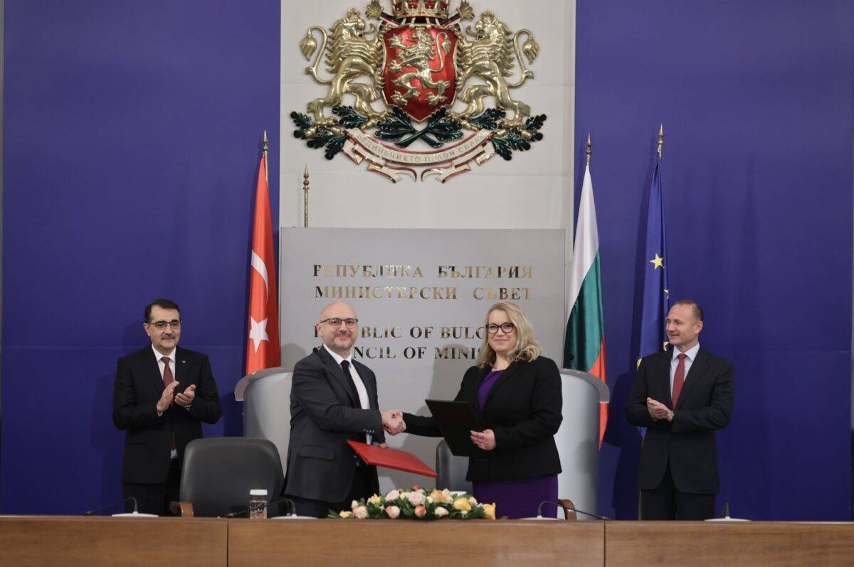 Türkiye's Energy and Natural Resources Minister Fatih Dönmez (L) and his Bulgarian counterpart Rossen Hristov (R) are seen during a signing ceremony for a long-term natural gas agreement, in Sofia, Bulgaria, Jan. 3, 2022 [@Patrie_Bleue//twitter]