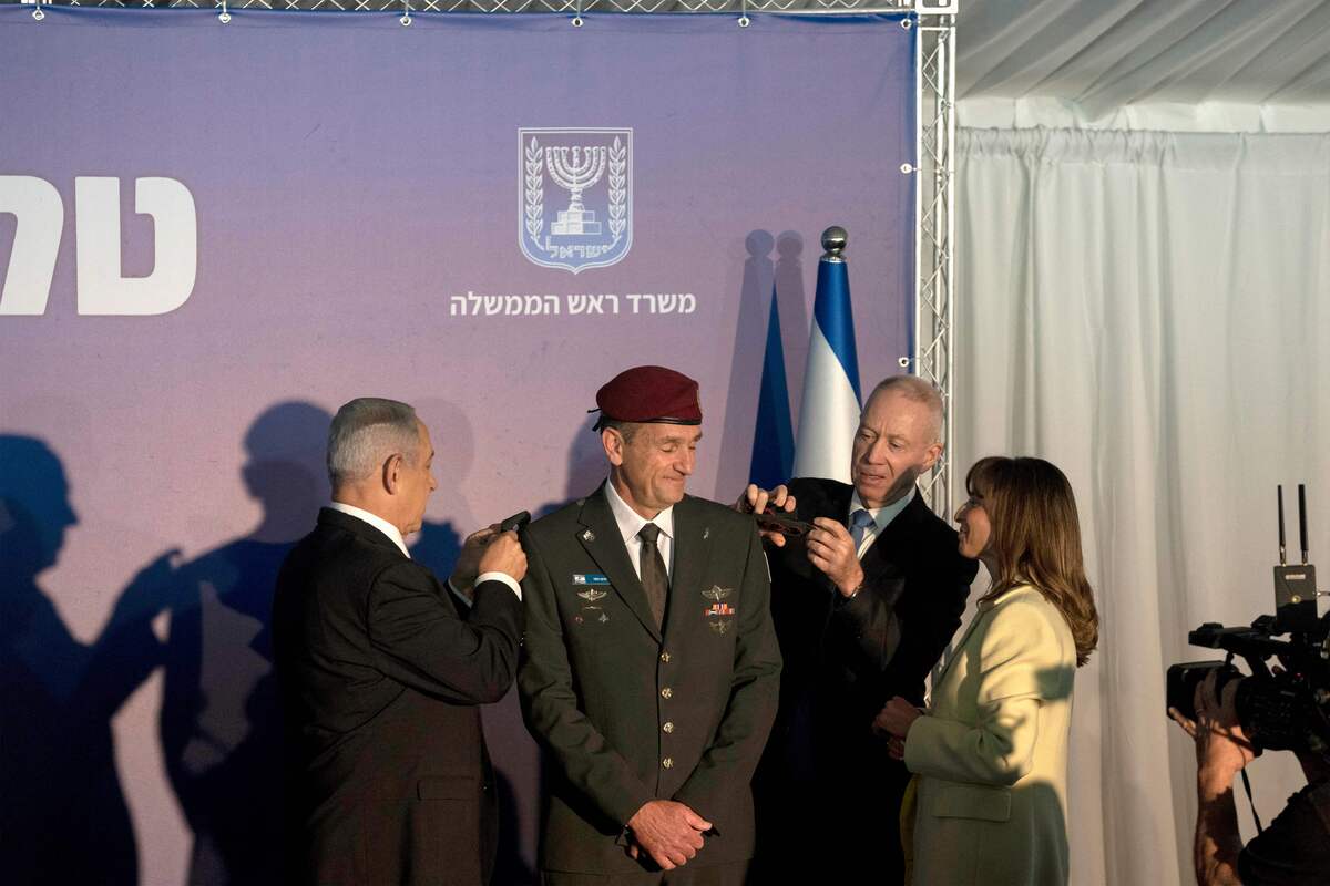 Israeli Prime Minister Benjamin Netanyahu (L) and Defence Minister Yoav Gallant (2nd R) promote the new army chief of staff Herzi Halevi to the rank of Lieutenant-General in Jerusalem, on January 16, 2023. [Photo by MAYA ALLERUZZO/POOL/AFP via Getty Images]