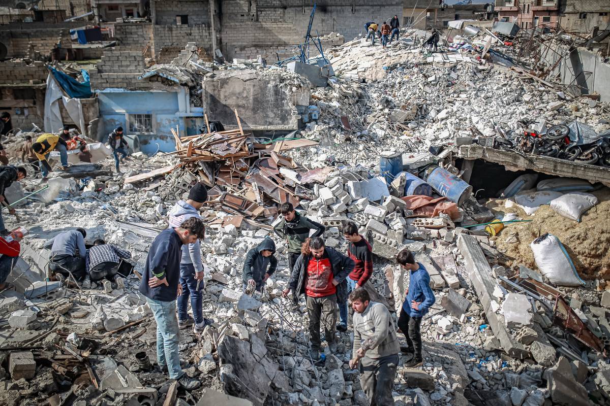 Personnel and civilians conduct search and rescue operations in Idlib, Syria after 7.7 and 7.6 magnitude earthquakes hits Turkiye's Kahramanmaras, on February 07, 2023 [Muhammed Said/Anadolu Agency]