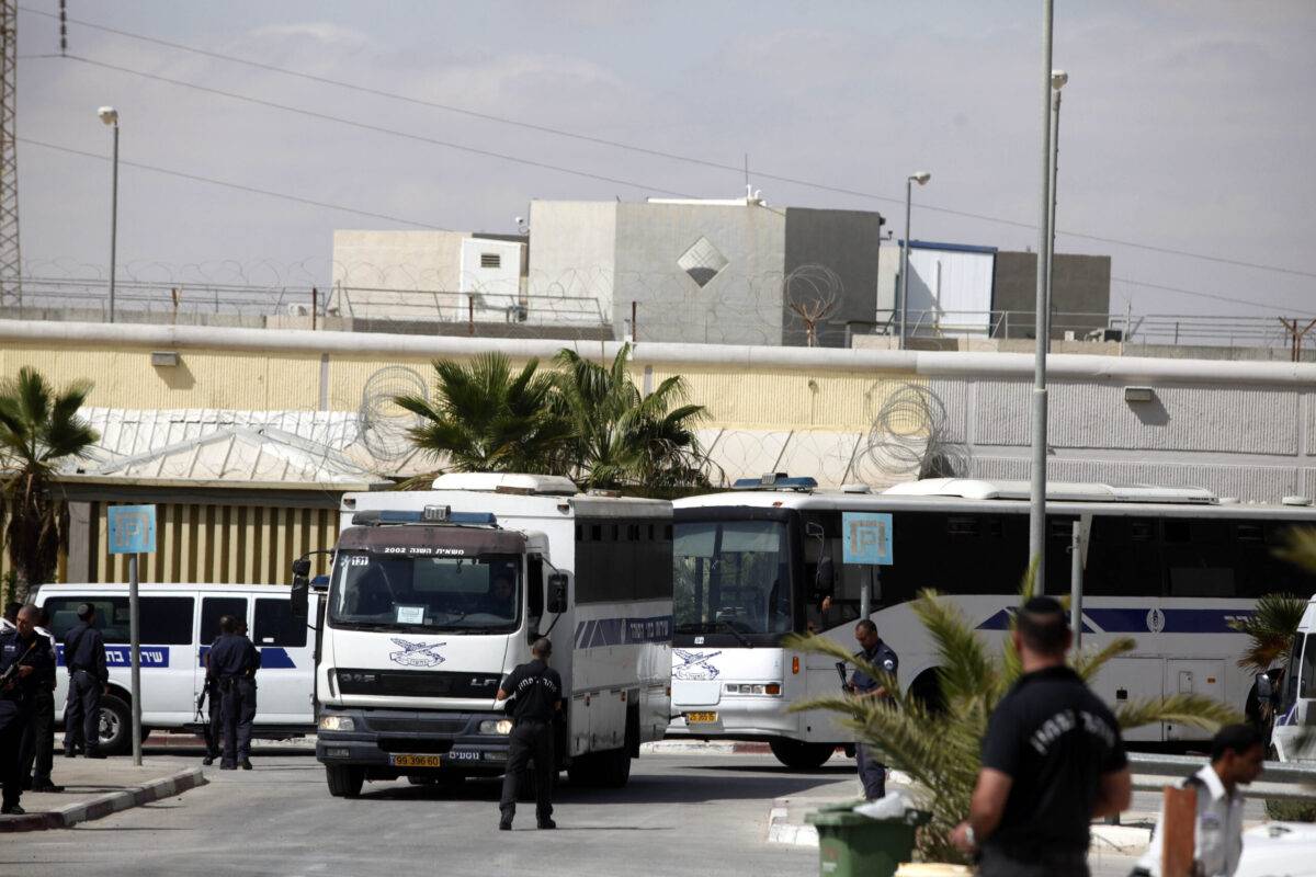 Israeli Prison Service bus carrying Palestinians prisoners leaves Nafha prison on October 16, 2011 [Lior Mizrahi/Getty Images]