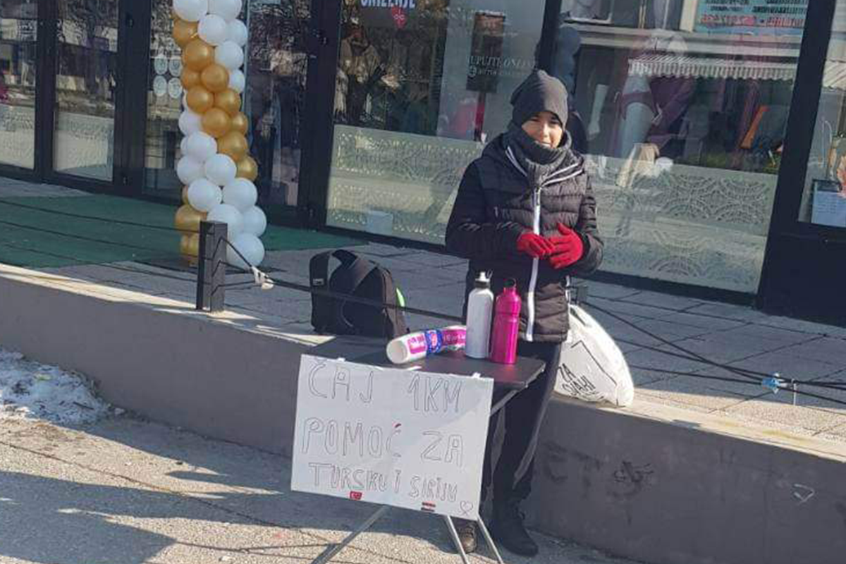 Benjamin Mehanovic set up a stand in the capital Sarajevo to sell tea for the earthquake victims [@IlmFeed/Twitter]