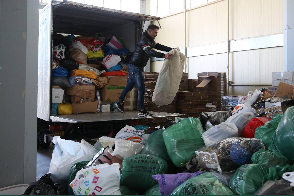 Citizens collect aid for the victims of the devastating 7.7 and 7.6 magnitude earthquakes in Turkiye, on February 14, 2023 [Costas Baltas Publisher/Pınar Şebnem Gürel]