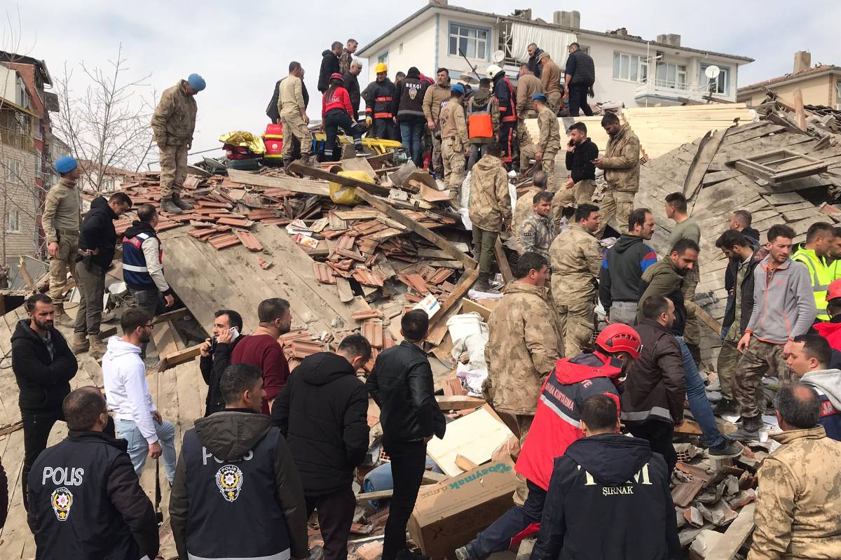 Search and rescue works continue after 5.6 magnitude earthquake hits Malatya [Selami Küçükoğlu / Anadolu Agency]