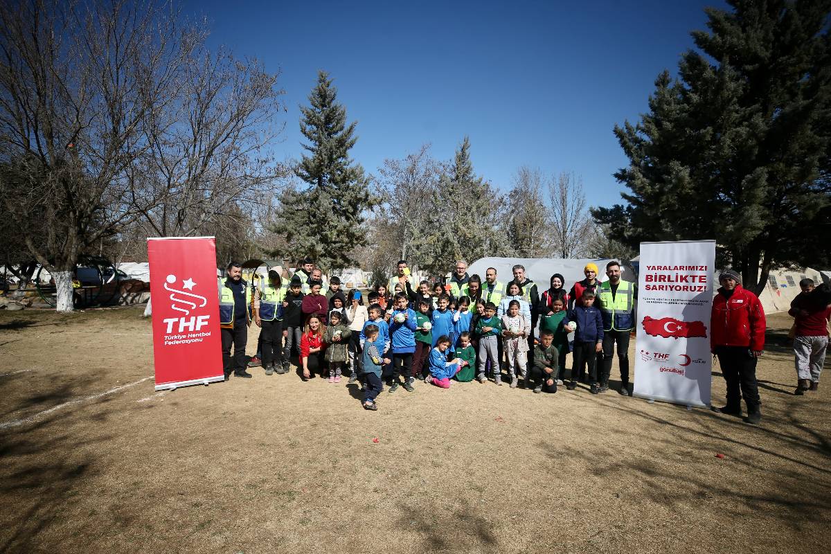 Quake survivor children play handball with president of Turkish Handball at Ataturk Park Tent City in Pazarcik district of Kahramanmaras, Turkiye on February 22, 2023 [Ömer Ürer]