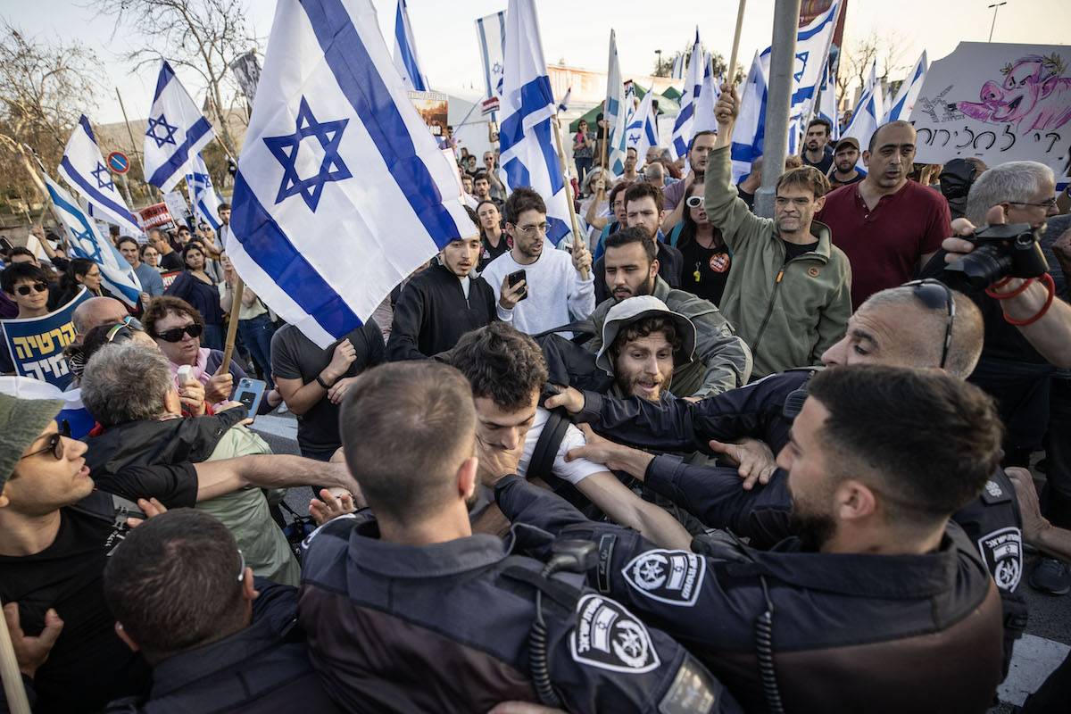 Israeli police clash with demonstrators gathered outside Knesset to protest against the government of Benjamin Netanyahu over plans to pass controversial judicial reforms in Jerusalem [Mostafa Alkharouf - Anadolu Agency]