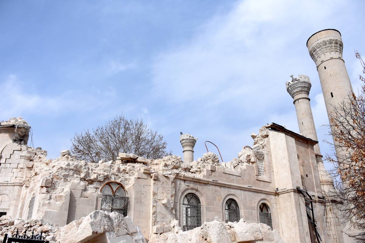 A view of the damaged mosque following the devastating earthquakes hit southern Turkiye including Malatya on March 02, 2023. [Selami Kucukoglu - Anadolu Agency]