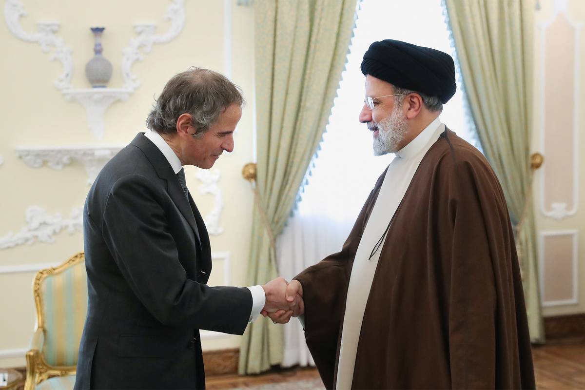 Iranian President Ebrahim Raisi (R) receives Director General of the International Atomic Energy Agency (IAEA) Rafael Mariano Grossi (L) in Tehran [Iranian Presidency / Handout - Anadolu Agency]