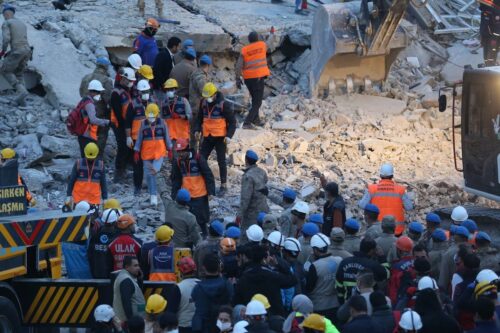 Search and rescue teams and security forces dispatched to the scene after a six-storey building that had been damaged in previous earthquakes suddenly collapsed in Turkiye's southeastern province of Sanliurfa [Eşber Ayaydın - Anadolu Agency]