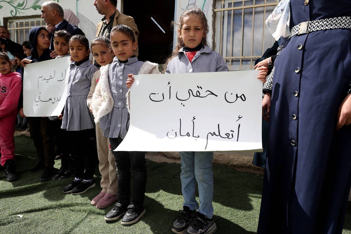 Palestinian elementary students take a class at Jubbu Zaib Elementary school, which is under threat of demolition by Israeli authorities [Issam Rimawi - Anadolu Agency]