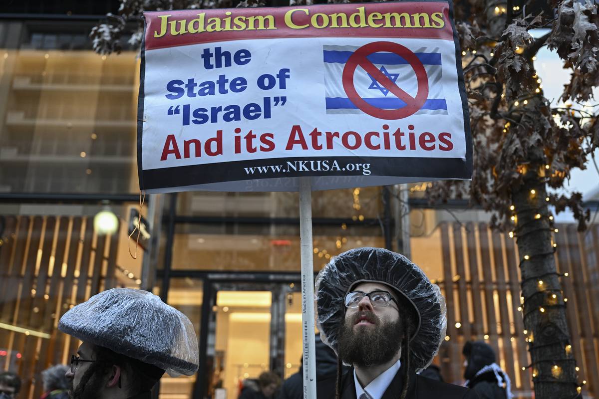 People holding banners and Israeli flags gather to protest [Celal Güneş - Anadolu Agency]