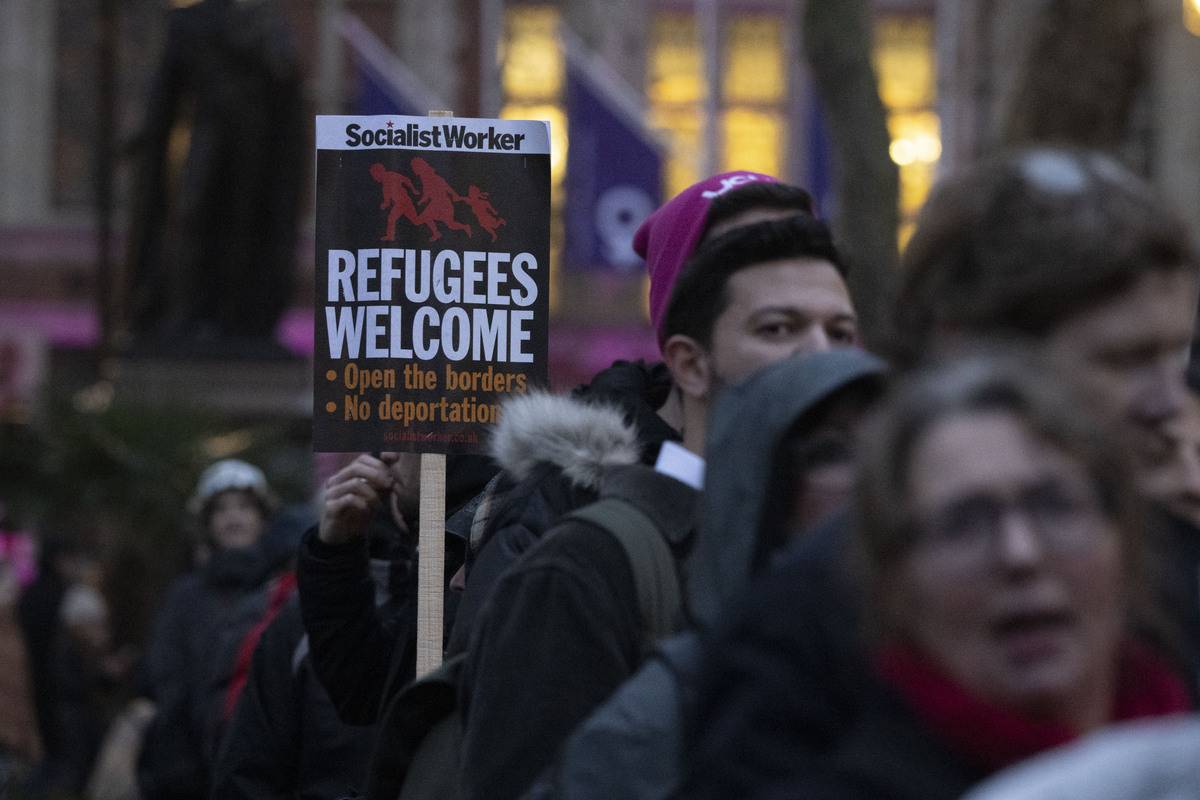 Pro-migrant protesters gather in the Parliament Square during a demonstration against government's controversial immigration bill, in London United Kingdom on March 13, 2023 [Raşid Necati Aslım - Anadolu Agency]