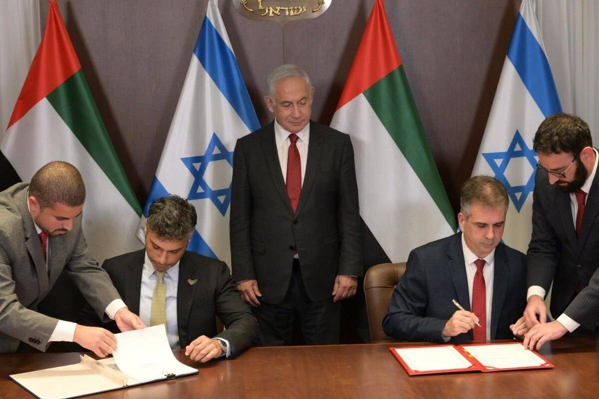 UAE's Ambassador to Tel Aviv, Mohamed Mahmoud Al Khaja (2nd L) and Israeli Foreign Minister Eli Cohen (2nd R) sign a customs agreement near Prime Minister of Israel, Benjamin Netanyahu (C) in Jerusalem on March 26, 2023 [Israeli Gov't Press Office (GPO) - Anadolu Agency]