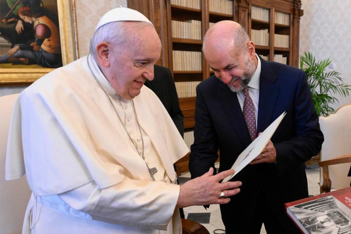 Pope Francis receives a gift from Mahmoud al-Habbash, Palestine's Religious Affairs Advisor [Vatican Media]