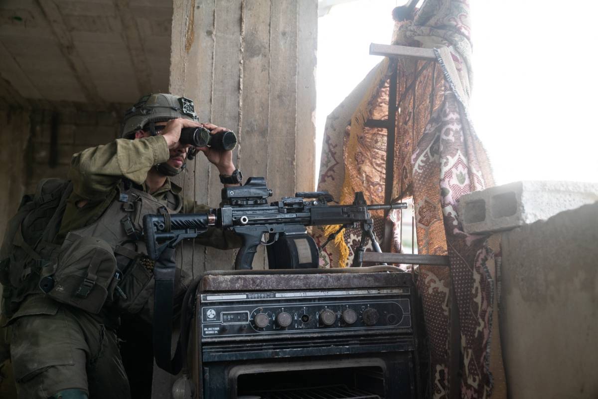 An Israeli soldier inspect the area from cover during an Israeli raid in Jenin [Israel Defense Forces (IDF)]