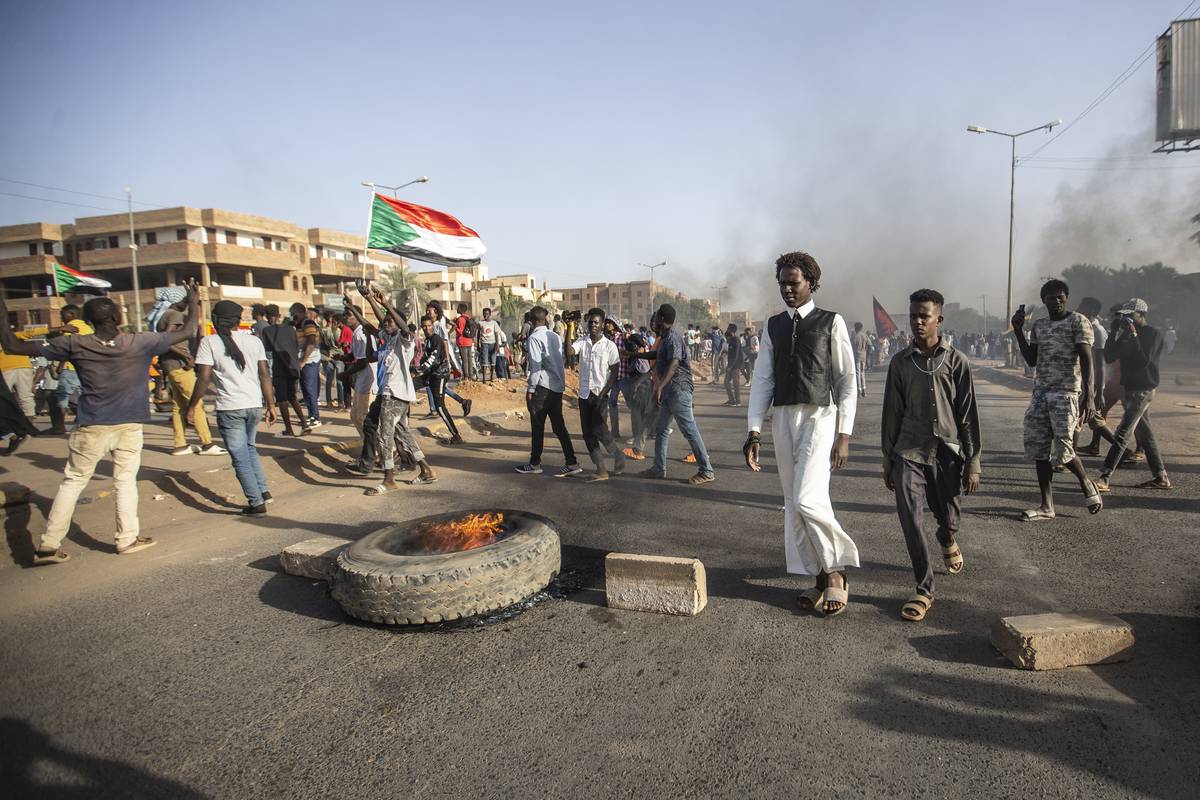 Protesters burn tires as they protest against framework agreement signed between the military and civilians, which aims to resolve the governance crisis that has been going on since 25 October 2021 in Khartoum, Sudan on April 06, 2023 [Mahmoud Hjaj - Anadolu Agency]
