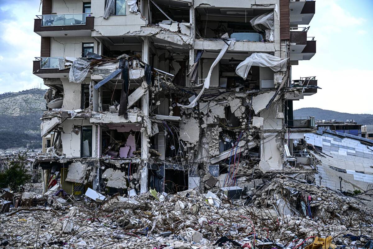 A view of a barely standing building during debris removal efforts continuing after devastating earthquakes hit multiple provinces of Turkiye including Hatay, on April 06, 2023 [Metin Aktaş - Anadolu Agency]