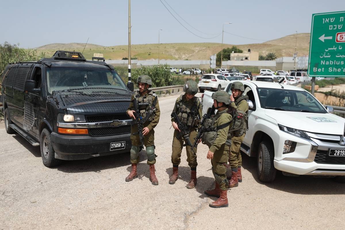 Israeli forces take security measures after two female Israeli settlers were killed and one is seriously injured after the attacks at the Jordan Valley near West Bank in April 7, 2023. [Issam Rimawi - Anadolu Agency]