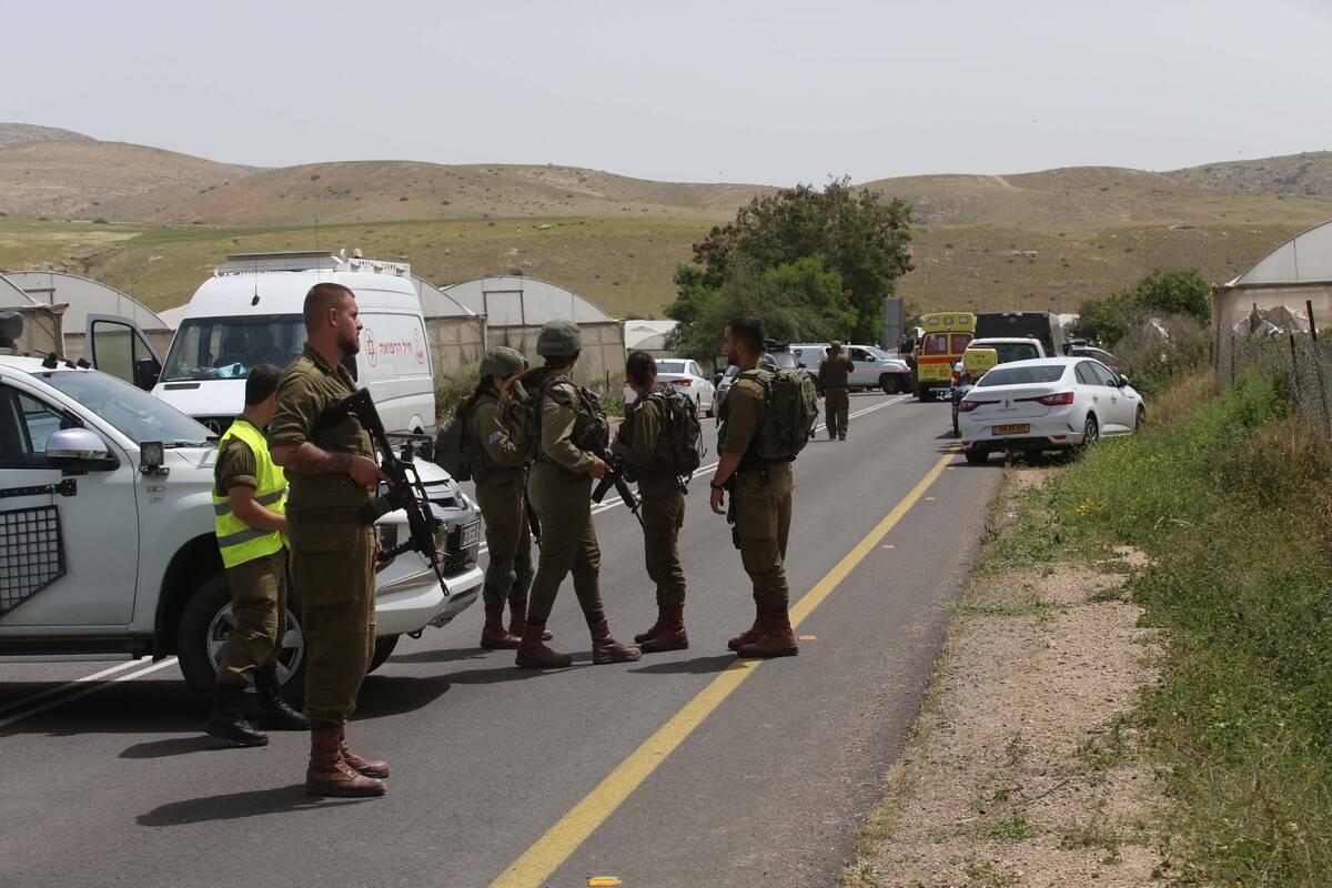Israeli forces take security measures after two female Israeli settlers were killed and one is seriously injured after the attacks at the Jordan Valley near West Bank in April 7, 2023 [Nedal Eshtayah - Anadolu Agency]