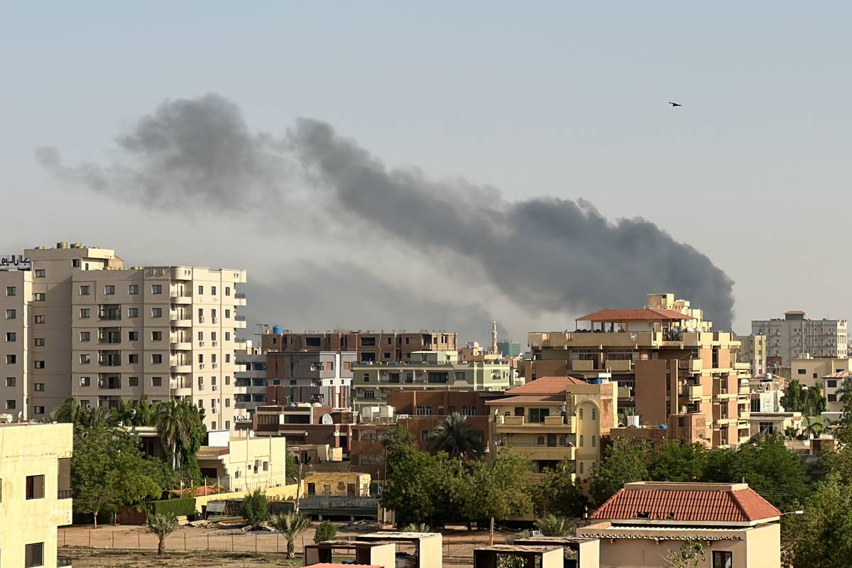 Smokes rise after clashes erupted in the Sudanese capital on April 16, 2023. [Omer Erdem - Anadolu Agency]
