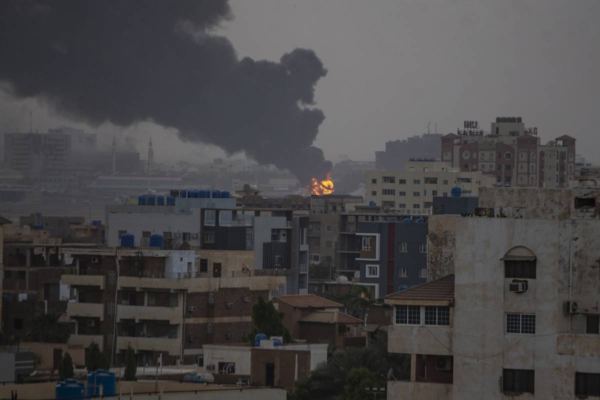 Smoke rises as clashes continue in the Sudanese capital on April 16, 2023 between the Sudanese Armed Forces and the paramilitary Rapid Support Forces (RSF) [Mahmoud Hjaj - Anadolu Agency]