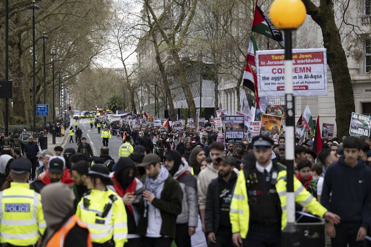 People march to Downing Street within the Al-Quds (Jerusalem) Day to express support for Palestinians, in London, United Kingdom on April 16, 2023 [Raşid Necati Aslım - Anadolu Agency]