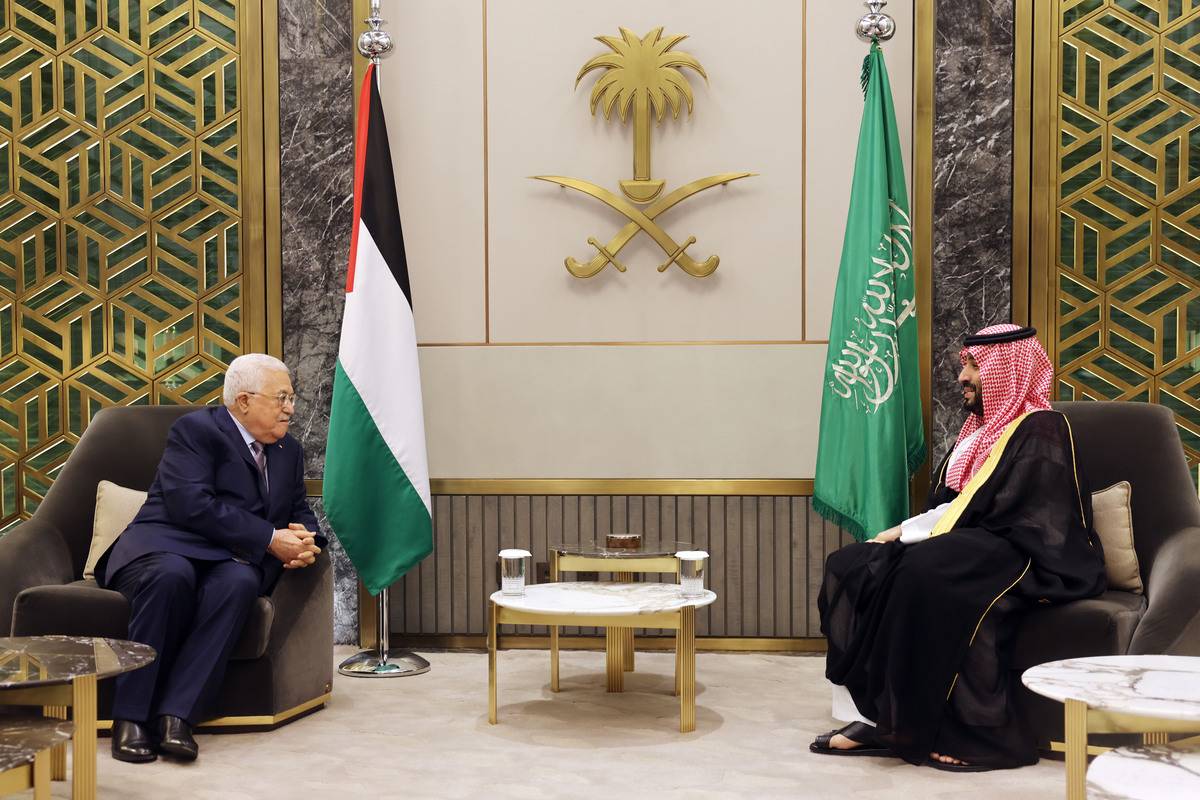 Palestinian President Mahmud Abbas (L) meets with Saudi Arabian Crown Prince Mohammed bin Salman (R) during an official visit in Jeddah, Saudi Arabia on April 18, 2023 [Palestinian Presidency/Anadolu Agency]