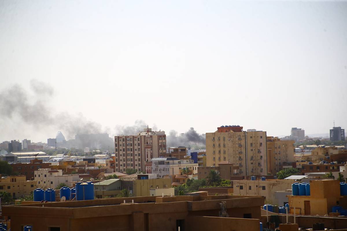 Smoke rises during clashes between the Sudanese Armed Forces and the paramilitary Rapid Support Forces (RSF) in Khartoum, Sudan on April 20, 2023 [Stringer - Anadolu Agency]