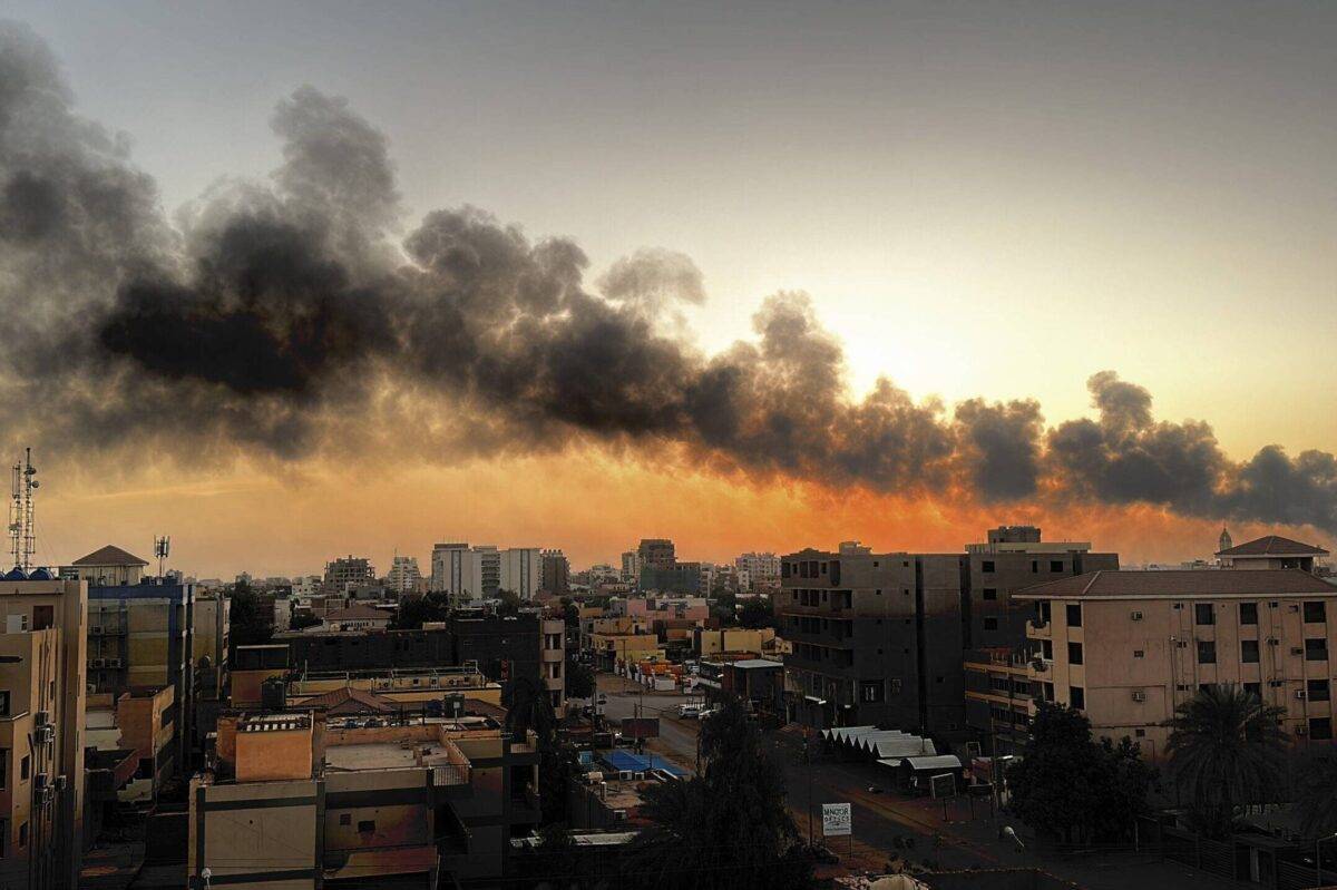 Smoke rises during clashes between the Sudanese Armed Forces and the paramilitary Rapid Support Forces (RSF) in Khartoum, Sudan on April 19, 2023 [Ömer Erdem/Anadolu Agency]