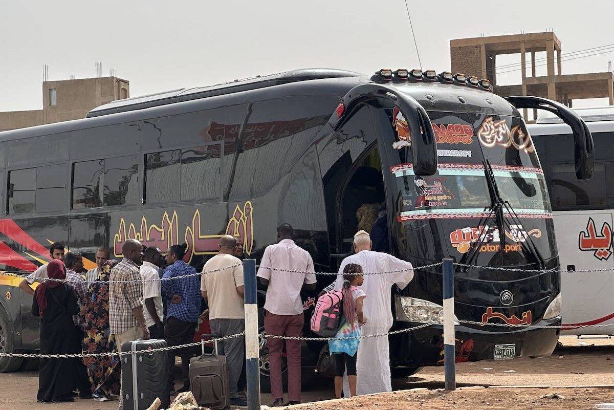 People escape from the region by buses due to the clashes even though a ceasefire between the Sudanese Armed Forces and the paramilitary Rapid Support Forces (RSF) for 72 hours has been taken in Khartoum, Sudan on April 26, 2023 [Ömer Erdem - Anadolu Agency]