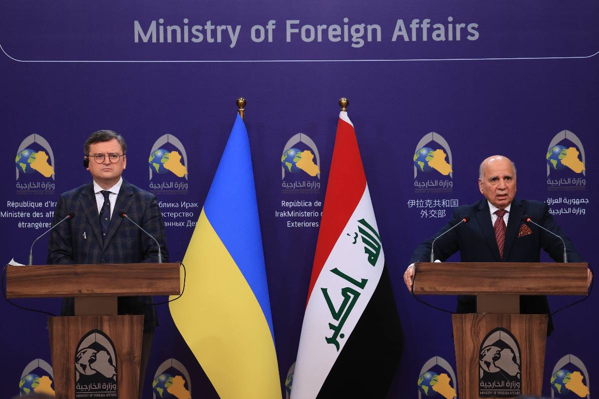 Minister of Foreign Affairs of Ukraine, Dmytro Kuleba (L) and Iraqi Minister of Foreign Affairs, Fuad Mohammed Hussein (R) hold a joint press conference after their meeting in Baghdad, Iraq on April 17, 2023 [Murtadha Al-Sudani / Anadolu Agency]