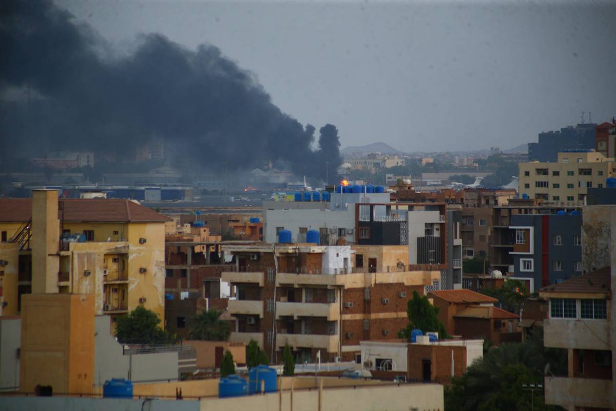 Smoke rises as clashes continue in the Sudanese capital on April 17, 2023 between the Sudanese Armed Forces and the paramilitary Rapid Support Forces (RSF) [Mahmoud Hjaj / Anadolu Agency]