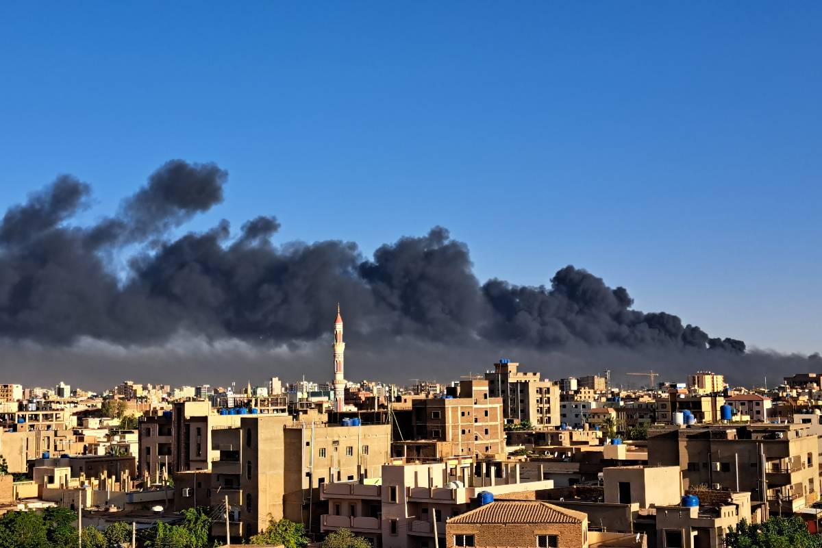 Smoke rises during clashes between the Sudanese Armed Forces and the paramilitary Rapid Support Forces (RSF) in Khartoum, Sudan on April 19, 2023 [Ahmed Satti / Anadolu Agency]