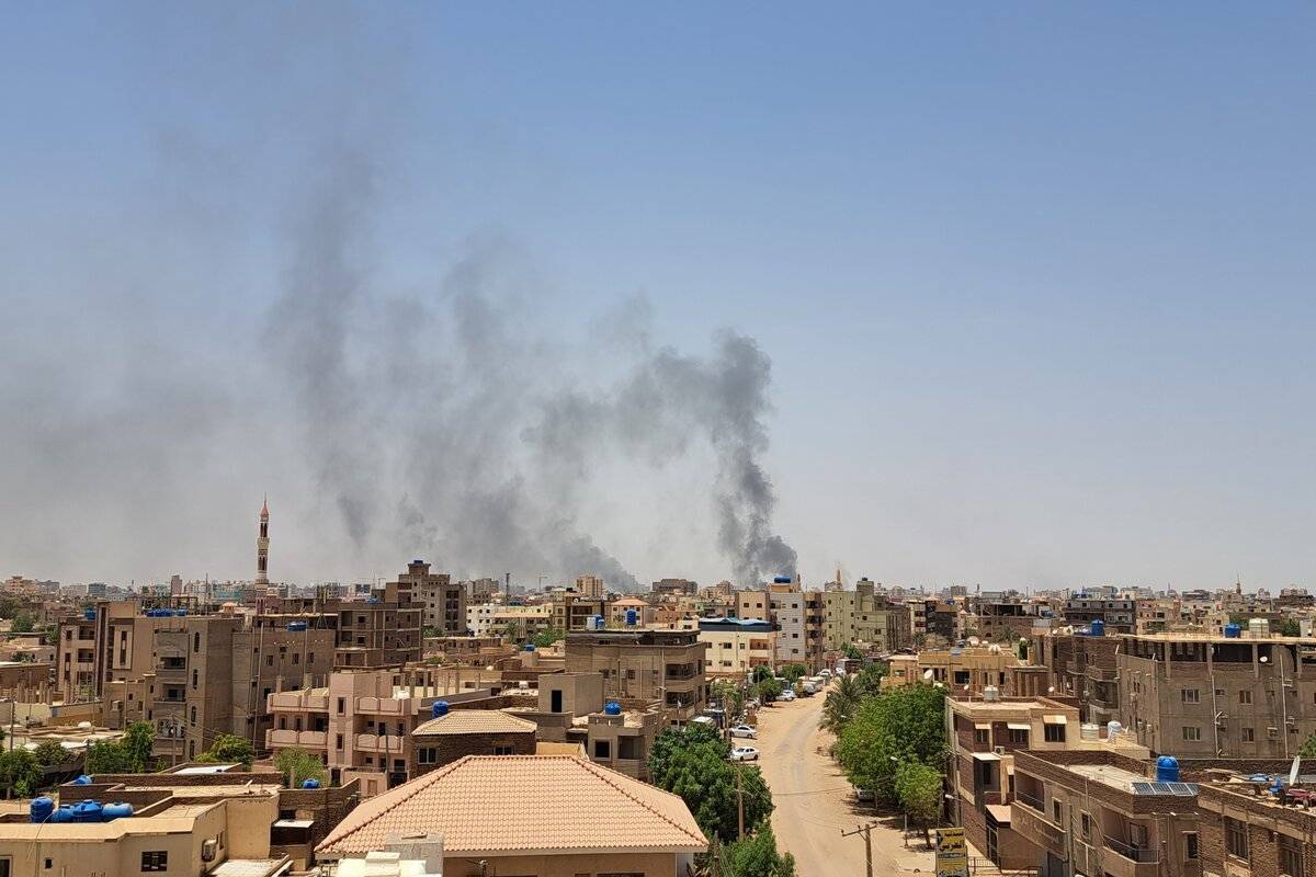 Smokes rise after clashes erupted in the Sudanese capital on April 15, 2023 between the Sudanese Armed Forces and the paramilitary Rapid Support Forces (RSF). [Stringer - Anadolu Agency]
