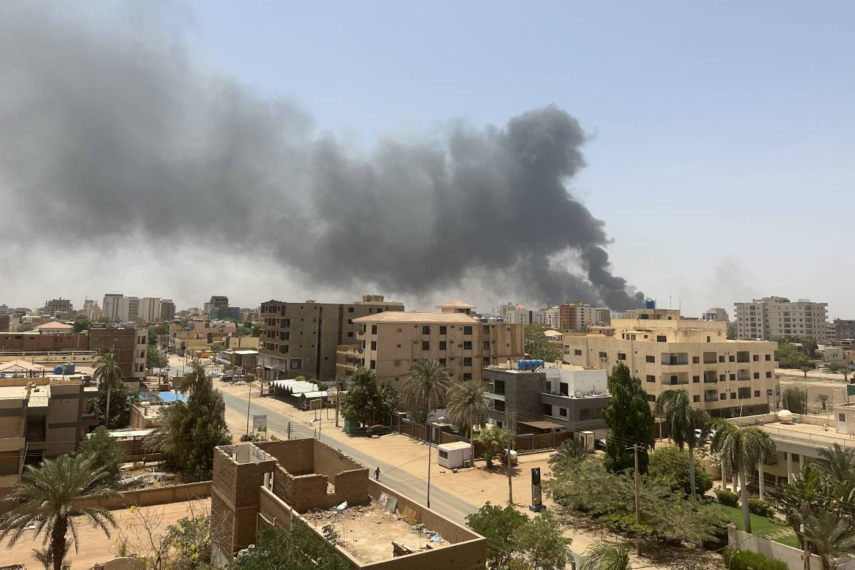 Smokes rise after clashes erupted in the Sudanese capital on April 15, 2023 between the Sudanese Armed Forces and the paramilitary Rapid Support Forces (RSF)