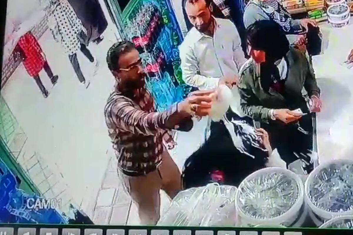 Thumbnail - Iranian pours yoghurt over 2 women not wearing hijab