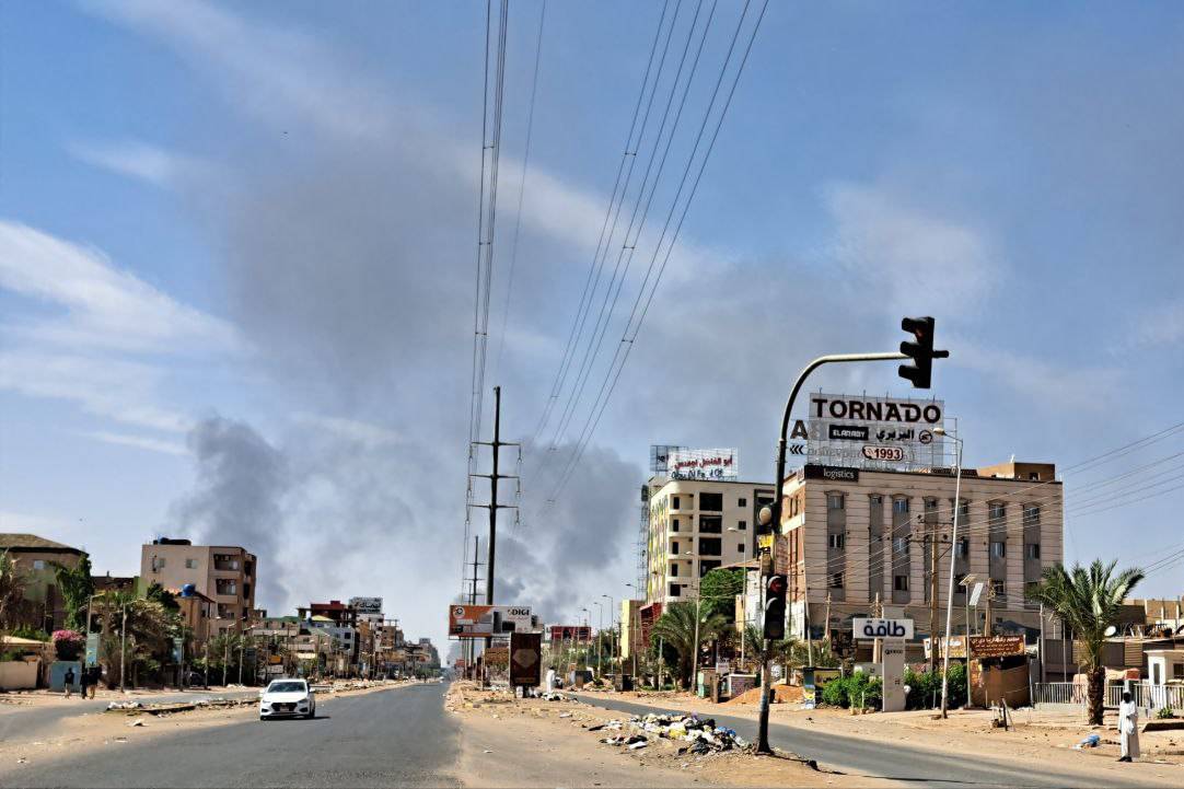 Smoke rises as clashes continue between the Sudanese Armed Forces and the paramilitary Rapid Support Forces (RSF), in Khartoum, Sudan on May 1, 2023 [Ahmed Satti/Anadolu Agency]