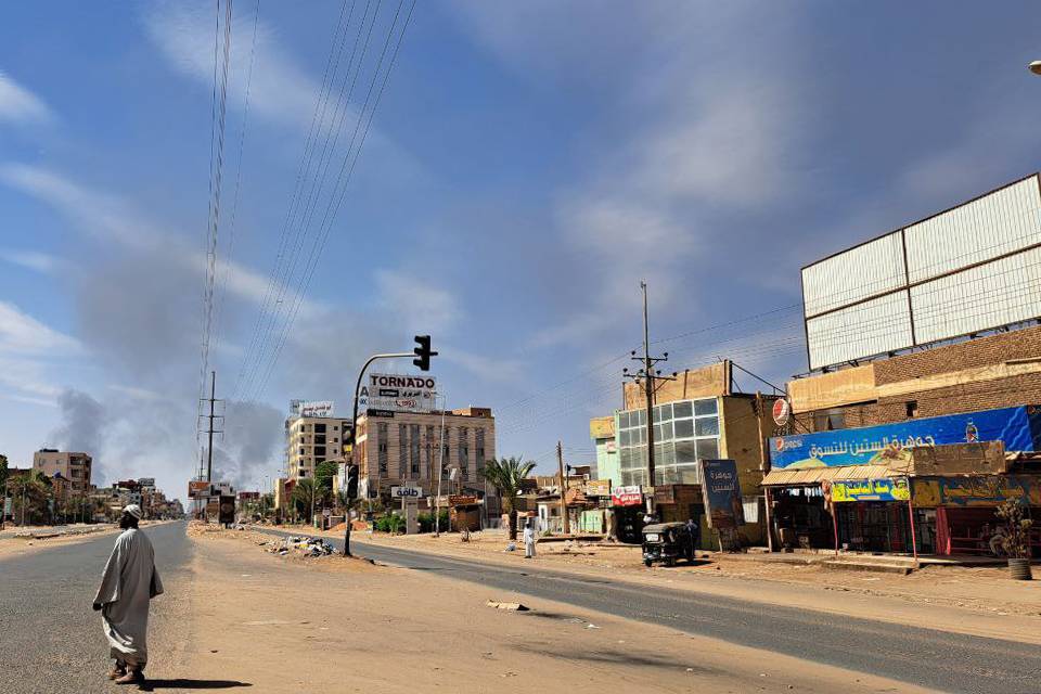 Smoke rises as clashes continue between the Sudanese Armed Forces and the paramilitary Rapid Support Forces (RSF), in Khartoum, Sudan on May 1, 2023 [Ahmed Satti/Anadolu Agency]