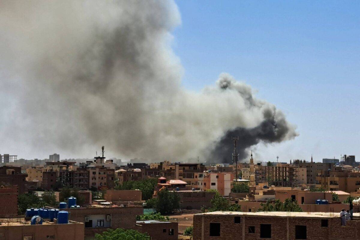 Smoke rises as clashes continue between the Sudanese Armed Forces and the paramilitary Rapid Support Forces (RSF), in Khartoum, Sudan on May 5, 2023 [Ahmed Satti/Anadolu Agency/
