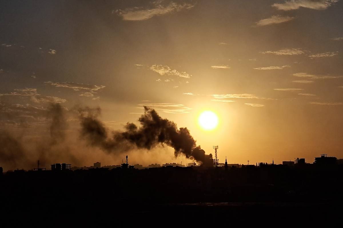 Smoke rises during clashes between the Sudanese Armed Forces and the paramilitary Rapid Support Forces (RSF) in Khartoum, Sudan on May 05, 2023. [Ahmed Satti - Anadolu Agency]