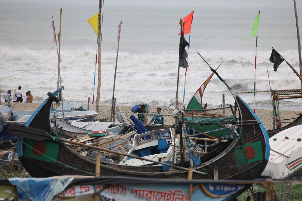 Bangladeshi coastal people leave their homes to take shelter due to the expected impact of cyclone Mocha in Cox's Bazar, Bangladesh on May 13, 2023. [Zakir Hossain Chowdhury - Anadolu Agency]