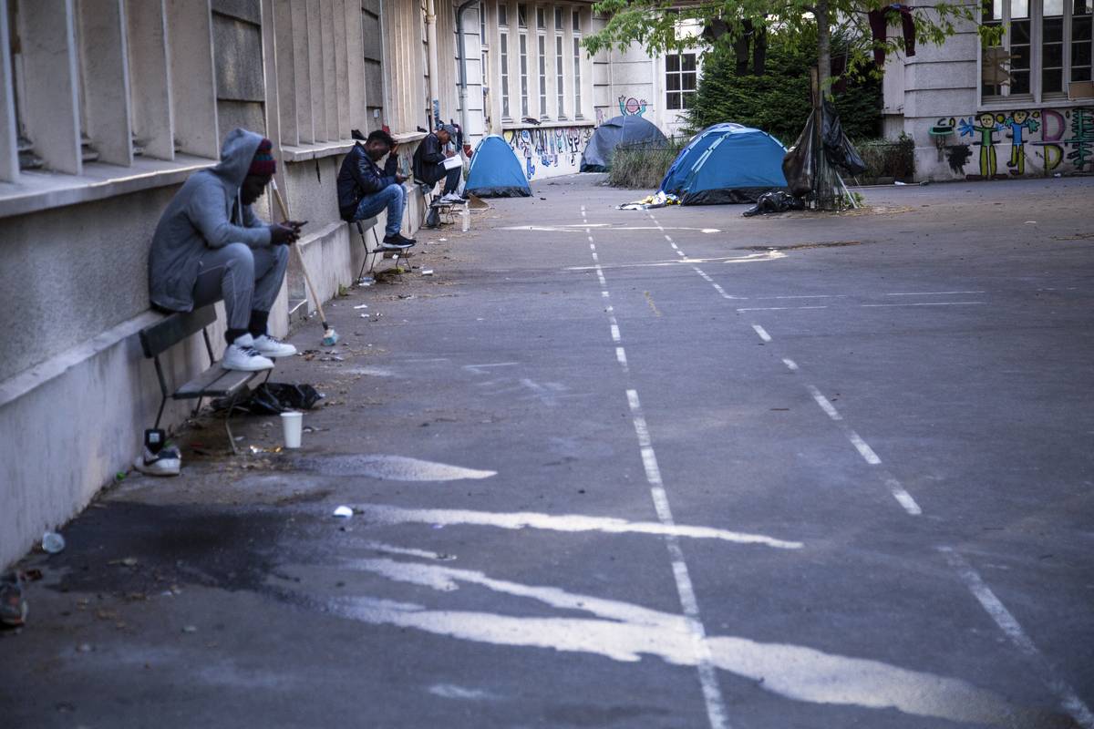 Young migrants set-up tents to sleep in an abandoned school to sleep in Paris, France on May 04, 2023 [İbrahim Ezzat/Anadolu Agency]
