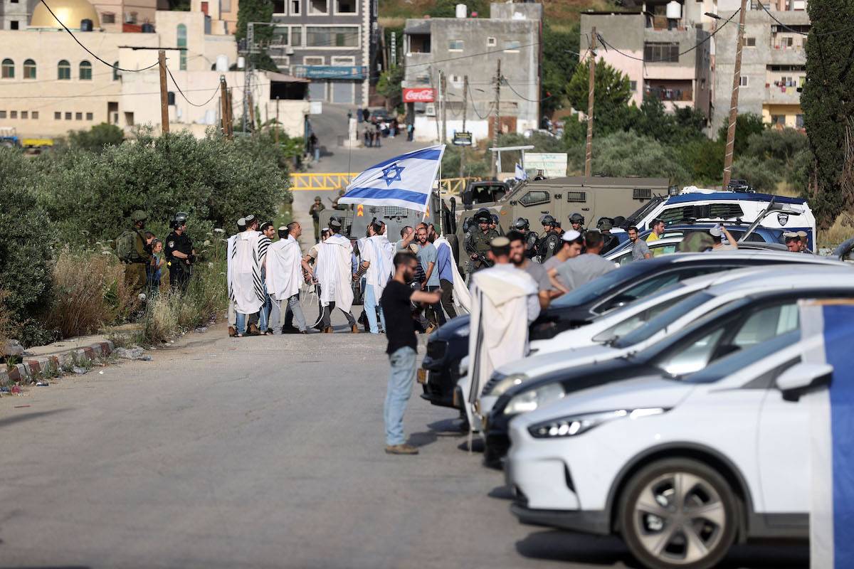 Jewish settlers block entry and exit roads to Al-Lubban ash-Sharqiya town to organise a ritual under the auspices of Israeli forces in Nablus, West Bank on June 01, 2023 [Issam Rimawi - Anadolu Agency]