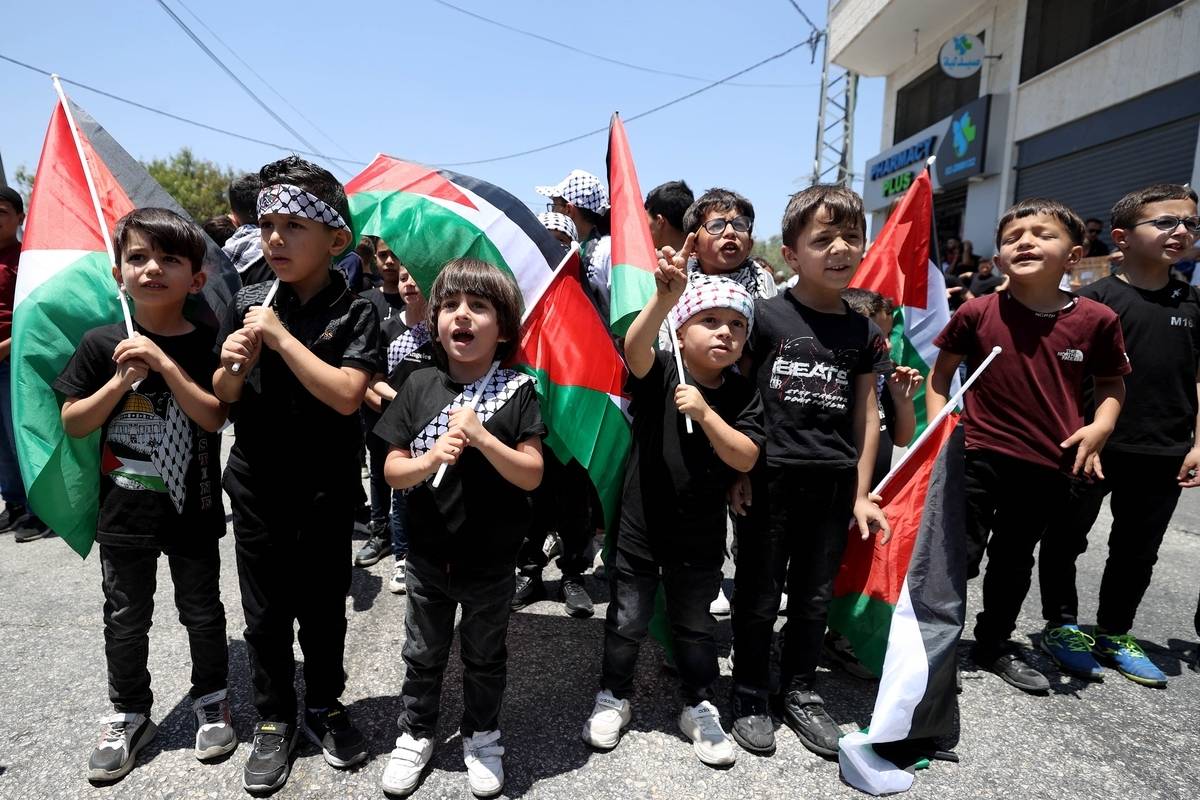 Children, holding Palestinian flag in Ramallah, West Bank. [Issam Rimawi - Anadolu Agency]