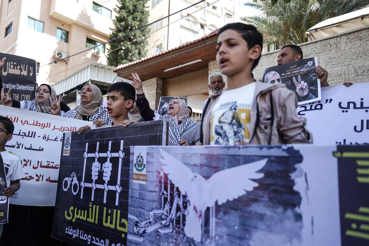 Protestors hold banners during a demonstration in support of Palestinians detained in Israeli prisons in Gaza City, Gaza on June 19, 2023. [Ali Jadallah - Anadolu Agency]