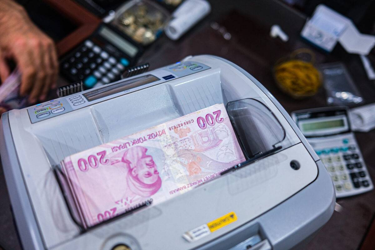 Money counting machine counting Turkish Lira
