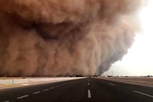 Dramatic scenes as Egypt plunged into darkness by sandstorm