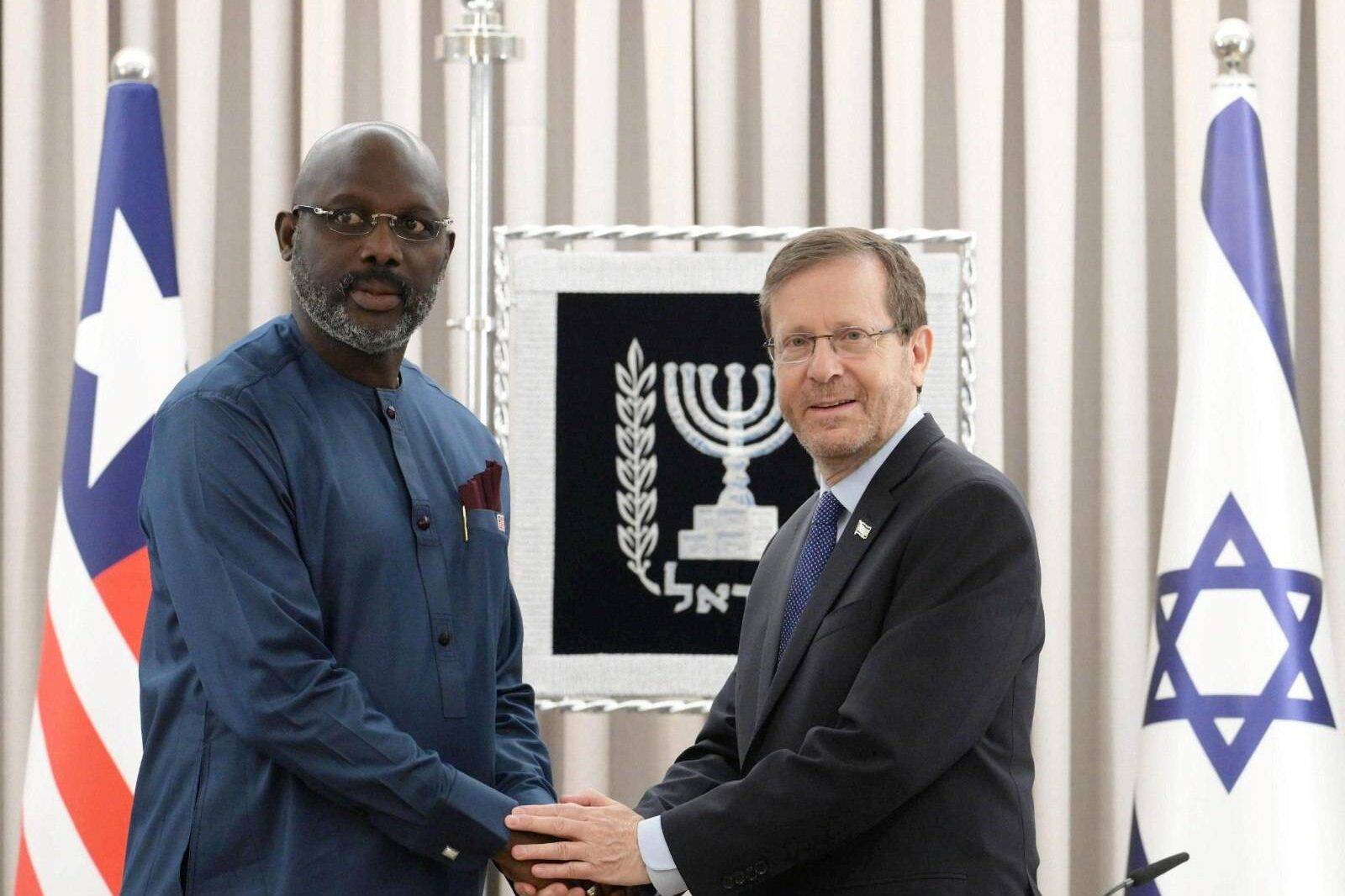 Liberian President George Manneh Weah (L) meets with Israeli President Isaac Herzog (R) in West Jerusalem on July 04, 2023 [Amos Ben-Gershom (GPO) - Anadolu Agency]