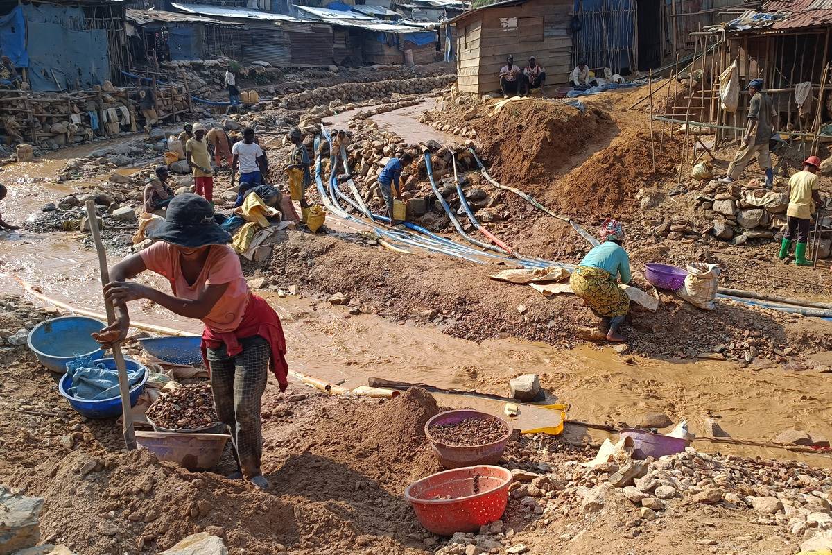 Cobalt mining under poor conditions in Democratic Republic of Congo ...
