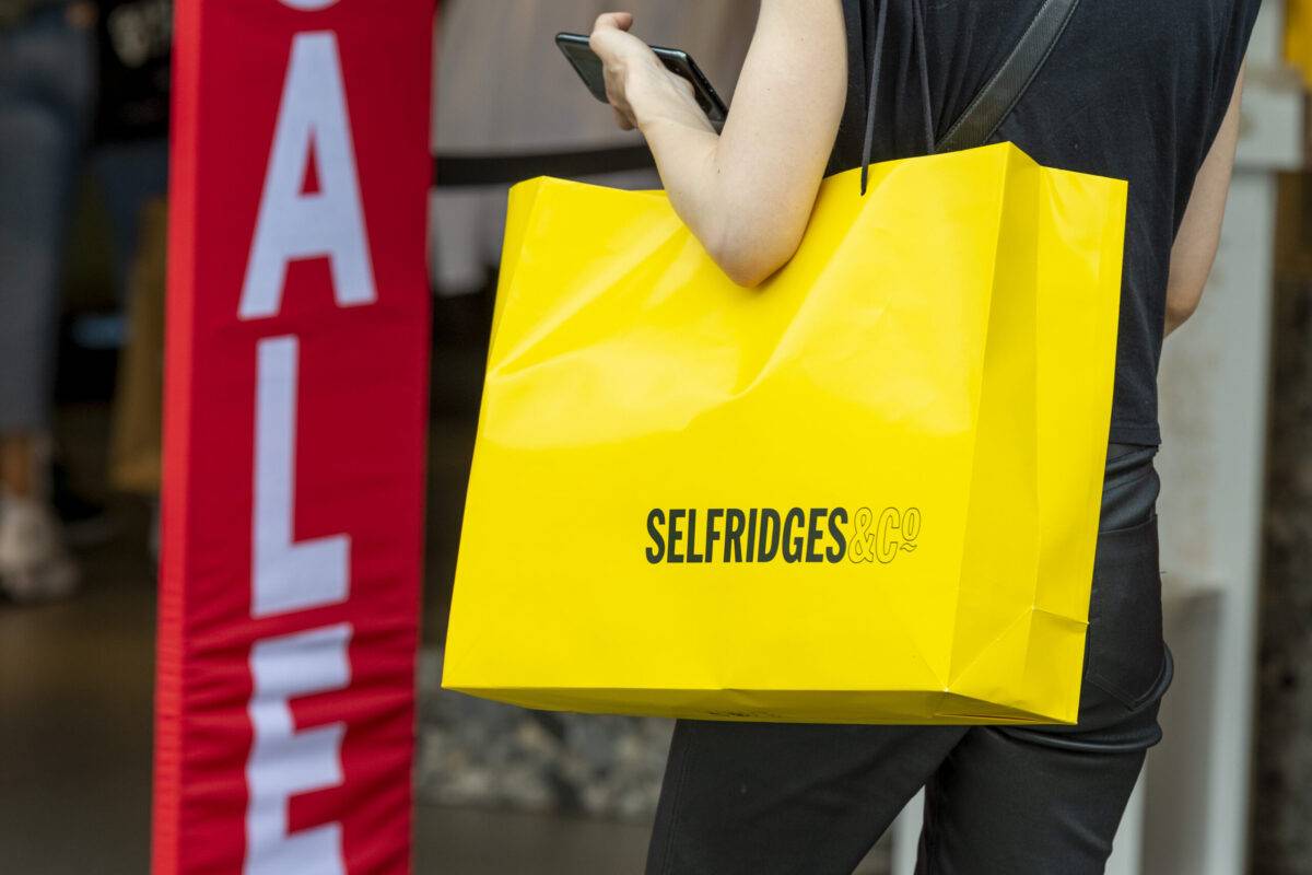 A woman is seen holding a selfridges shopping bag, in Londons Oxford Street on Jun15 2020 [Dave Rushen/SOPA Images/LightRocket via Getty Images]