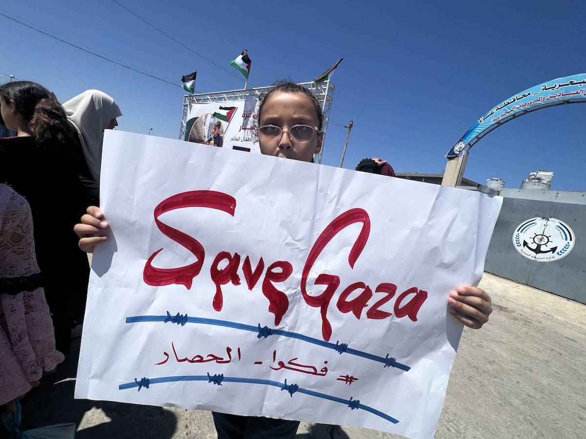 Palestinian children in Gaza take part in a protest calling for ending the siege on Gaza strip, on 17 July 2023 [Mohammed Asad/Middle East Montiror]